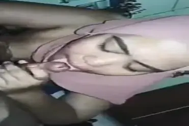 Jilbab Pink Rakus Kulum Mainan Gede Tanpa Ampun