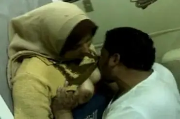 Tante Jilbab Nakal Bertolak Belakang